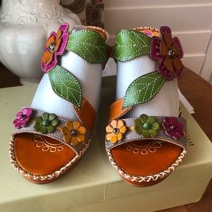 **L’ ARTISTE FLORAL BLOCK SANDALS SIZE 8.5**